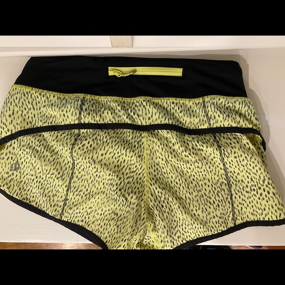 Lululemon cheetah print shorts size 4 -RARE! - Picture 2 of 3